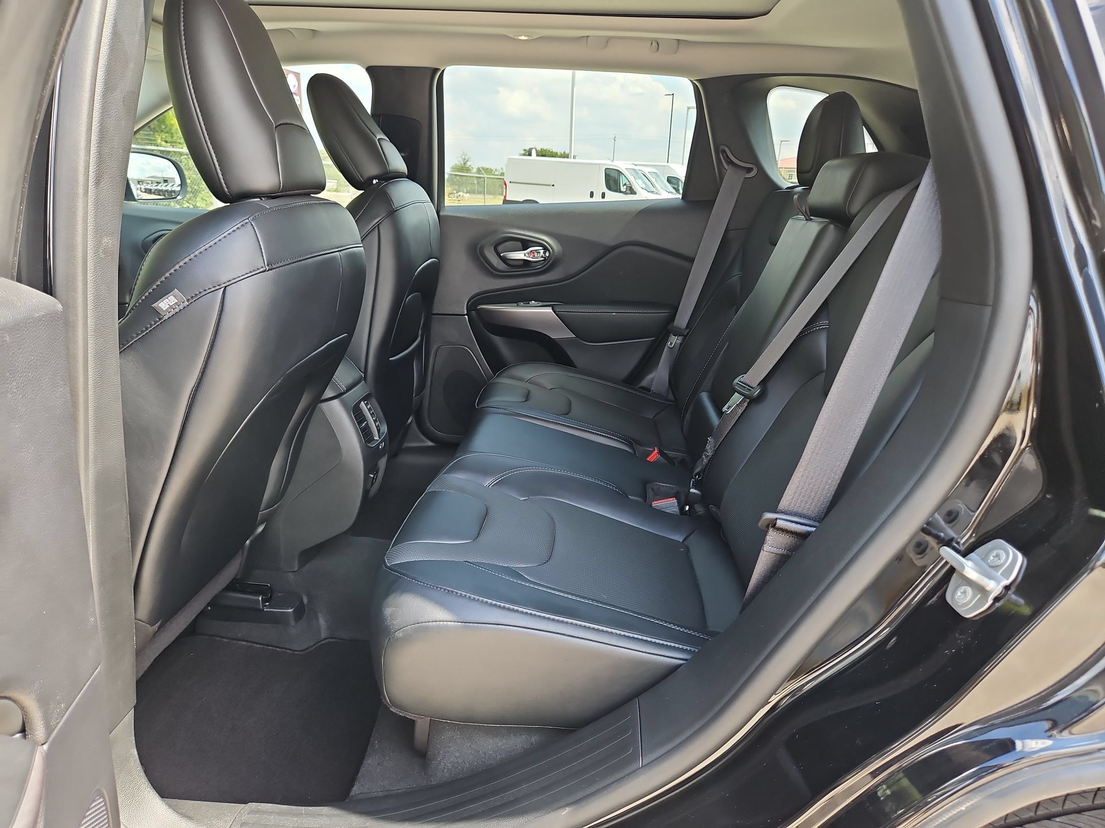 Used 2022 Jeep Cherokee Limited AWD/4WD image 13
