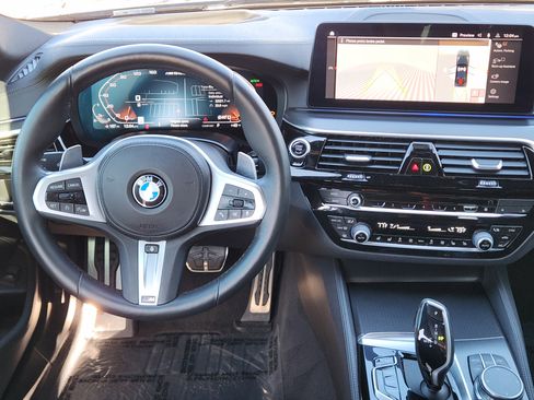 Used 2021 BMW M550i xDrive w/ Premium Package image 36