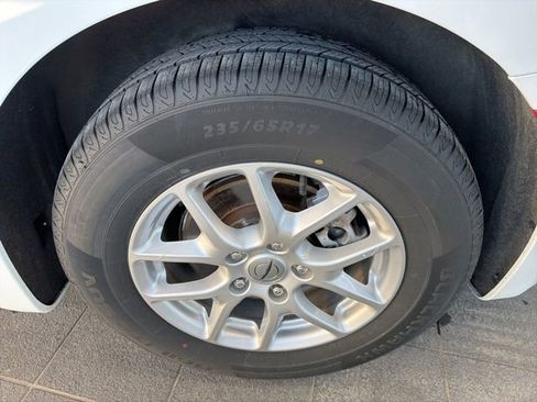 Used 2024 Chrysler Pacifica Touring-L image 6