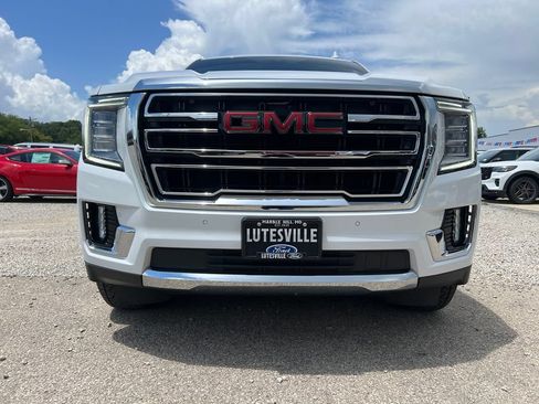 Used 2021 GMC Yukon XL SLT w/ Rear Media and Nav Package AWD/4WD image 3