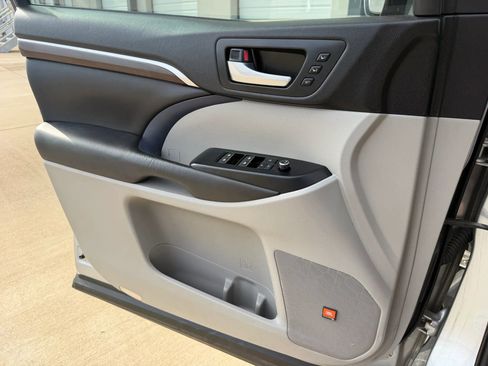 Used 2016 Toyota Highlander Limited Platinum image 23