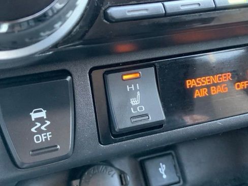 Used 2022 Toyota RAV4 XLE w/ Convenience Package image 28