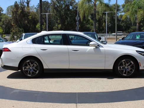 Used 2026 BMW 530i w/ Premium Package RWD image 7