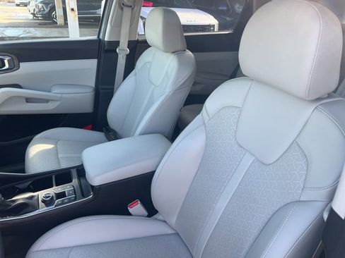Certified 2023 Kia Sorento EX w/ Panoramic Sunroof Package image 5