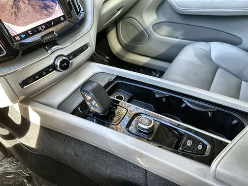 Used 2024 Volvo XC60 B5 Plus image 16