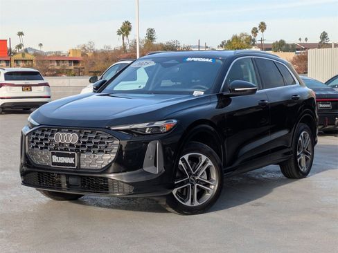 Used 2025 Audi Q5 Premium w/ Convenience Package image 3
