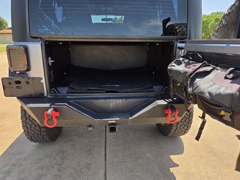 Used 2015 Jeep Wrangler Unlimited Sport w/ Connectivity Group AWD/4WD image 32