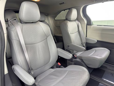 Used 2021 Toyota Sienna Limited image 42