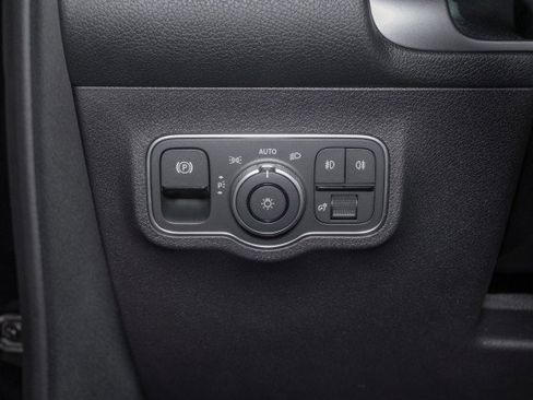 New 2025 Mercedes-Benz GLB 250 4MATIC image 18