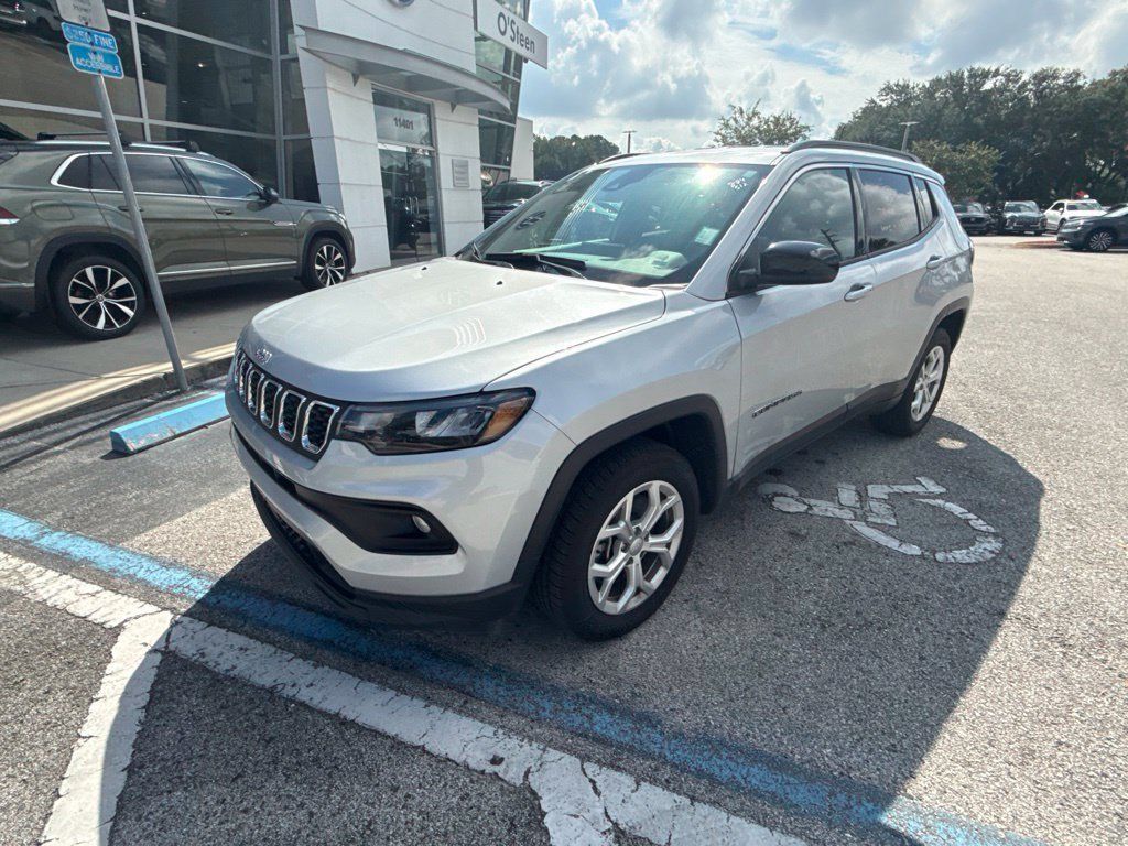 Used 2024 Jeep Compass Latitude AWD/4WD image 4