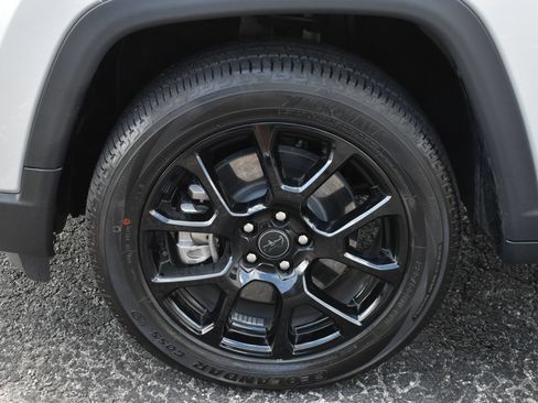 Used 2026 Jeep Compass Latitude AWD/4WD image 11