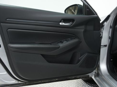 Used 2024 Nissan Altima 2.5 SV image 21