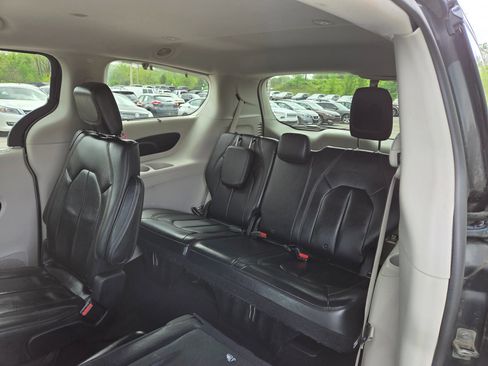 Used 2017 Chrysler Pacifica Touring-L FWD image 19
