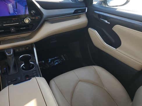 Used 2023 Toyota Highlander Limited image 15