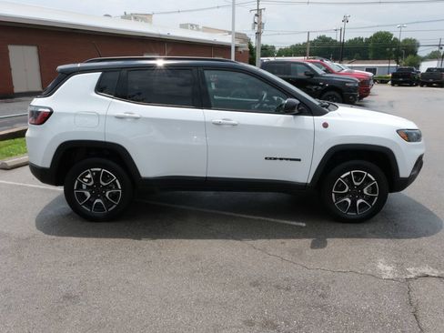 Used 2025 Jeep Compass Trailhawk AWD/4WD image 2