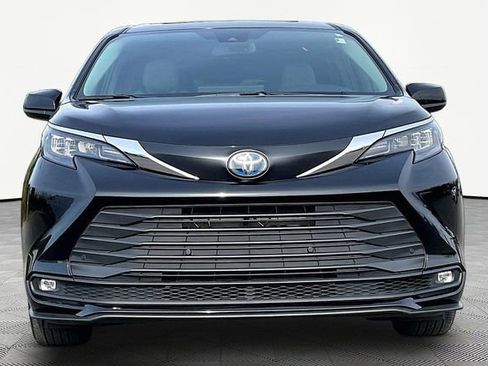 Used 2025 Toyota Sienna XLE image 2