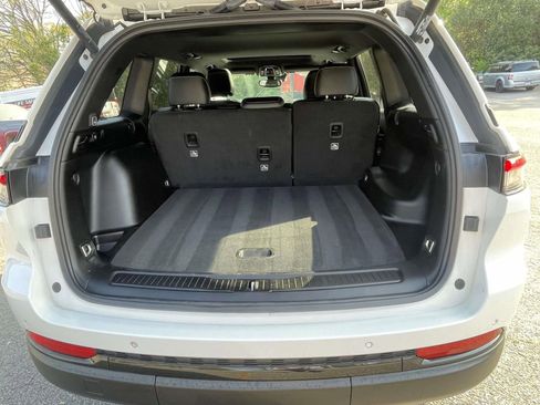 Used 2024 Jeep Grand Cherokee Altitude RWD image 10