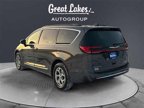 Used 2023 Chrysler Pacifica Limited image 3