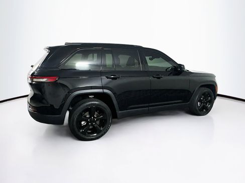 Used 2023 Jeep Grand Cherokee Altitude image 10