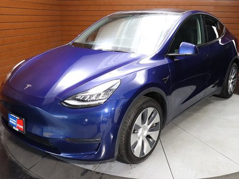 Used 2023 Tesla Model Y Long Range image 3