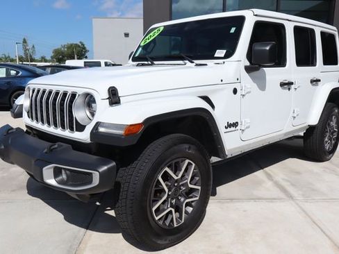 Used 2025 Jeep Wrangler Unlimited Sahara AWD/4WD image 8