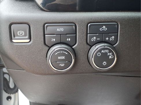 Used 2023 Chevrolet Silverado 1500 LT AWD/4WD image 19