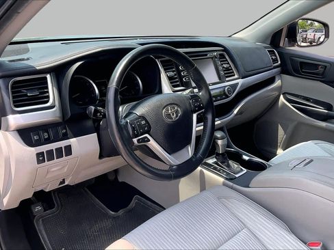 Used 2019 Toyota Highlander Plus FWD image 16