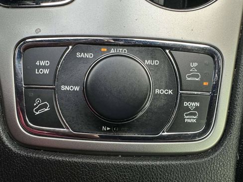 Used 2018 Jeep Grand Cherokee Overland AWD/4WD image 38