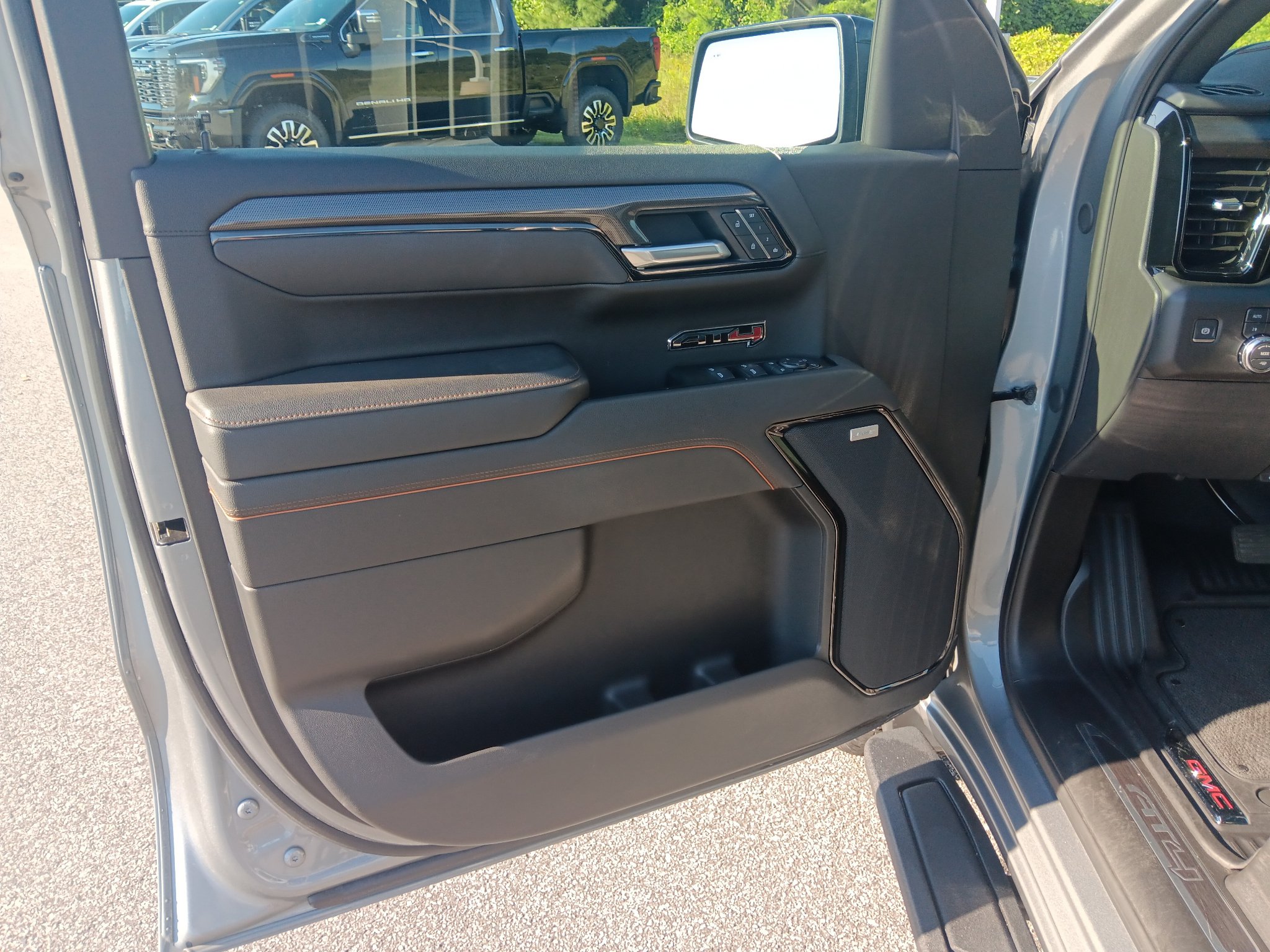 Used 2025 GMC Sierra 1500 AT4 w/ AT4 Premium Package AWD/4WD image 11