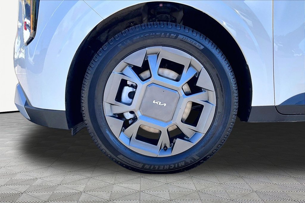 Used 2025 Kia Carnival EX FWD image 24