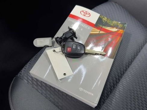 Used 2015 Toyota Highlander LE image 26