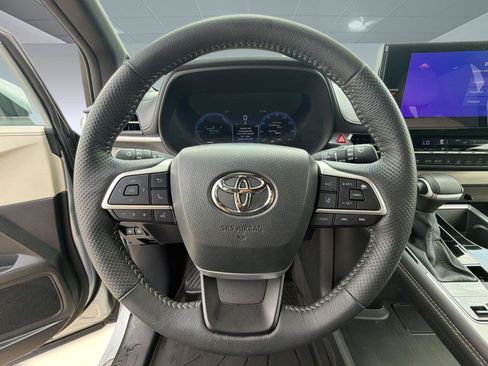 Used 2025 Toyota Sienna Platinum FWD image 11