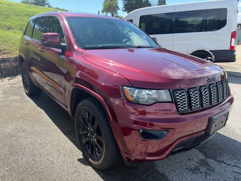 Used 2018 Jeep Grand Cherokee Altitude AWD/4WD image 4