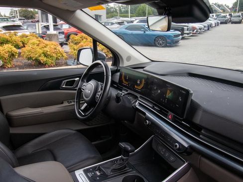 Used 2025 Kia Carnival FWD image 22