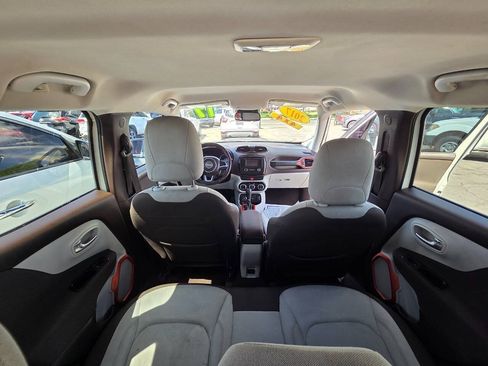 Used 2017 Jeep Renegade Latitude w/ Popular Equipment Group AWD/4WD image 37