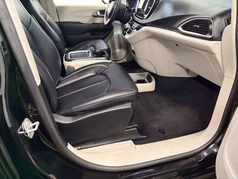 Used 2024 Chrysler Pacifica Touring-L image 59