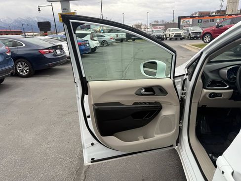 Used 2022 Chrysler Pacifica Touring-L image 22