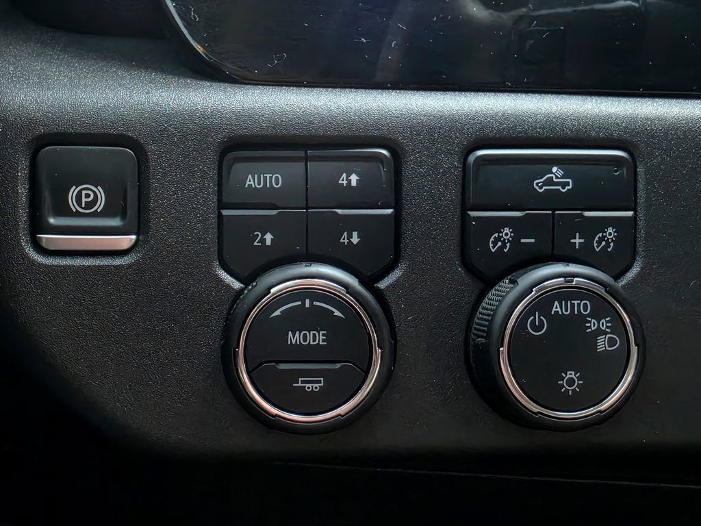 Used 2025 Chevrolet Silverado 1500 LT AWD/4WD image 24