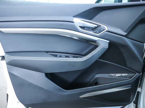 Used 2022 Audi e-tron Premium Plus w/ Premium Plus Package image 28