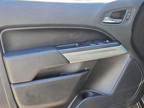Used 2022 Chevrolet Colorado LT AWD/4WD image 12