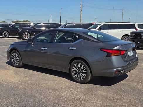 Used 2025 Nissan Altima 2.5 SV AWD/4WD image 3