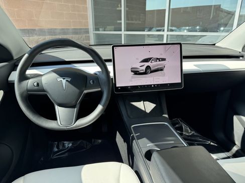 Used 2022 Tesla Model Y Long Range image 15