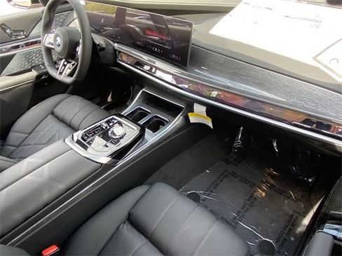 New 2025 BMW i7 M70 image 12