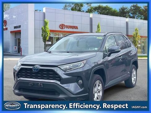 Used 2021 Toyota RAV4 XLE w/ Convenience Package image 4