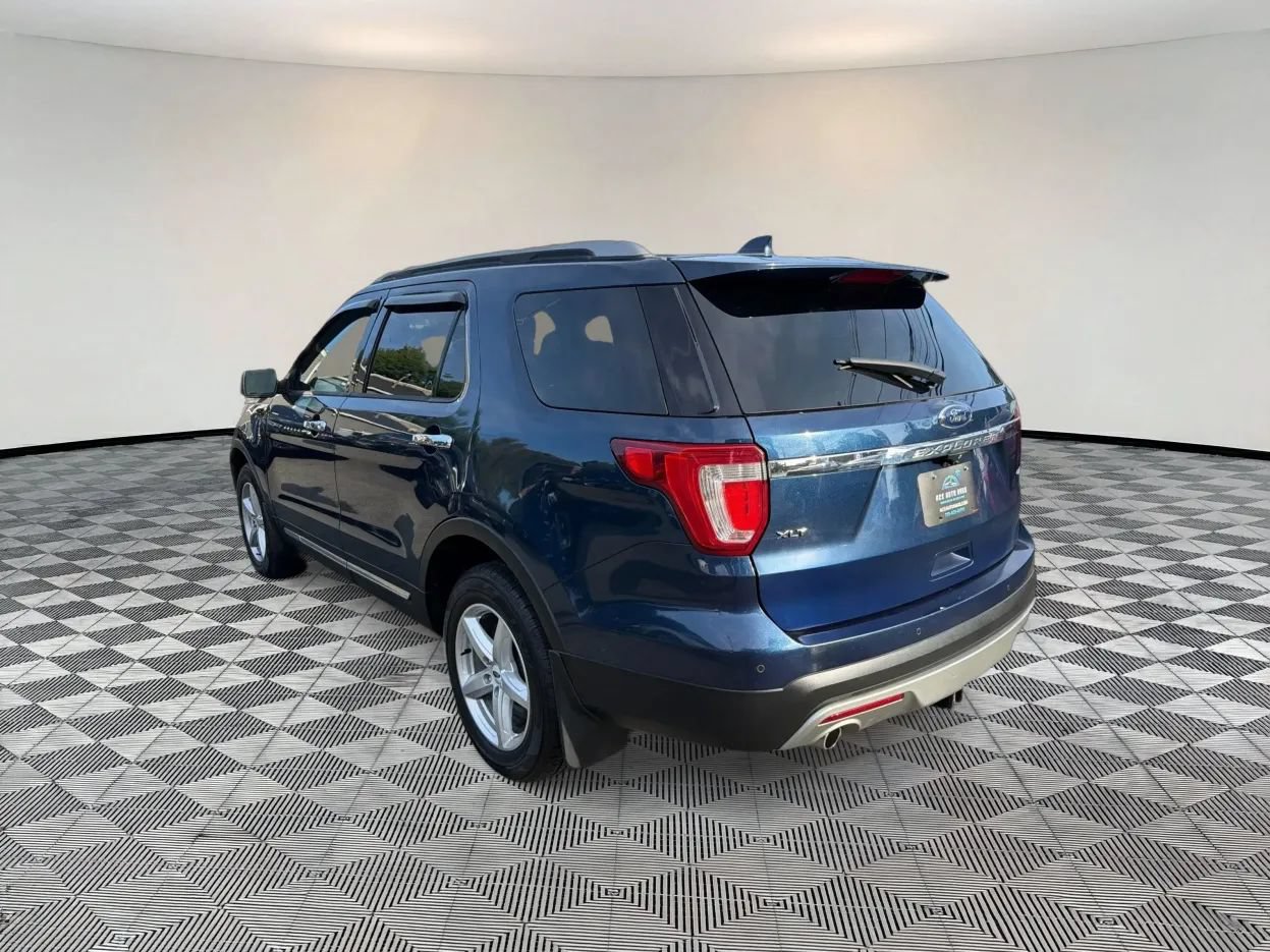 Used 2017 Ford Explorer XLT w/ Equipment Group 202A AWD/4WD image 5