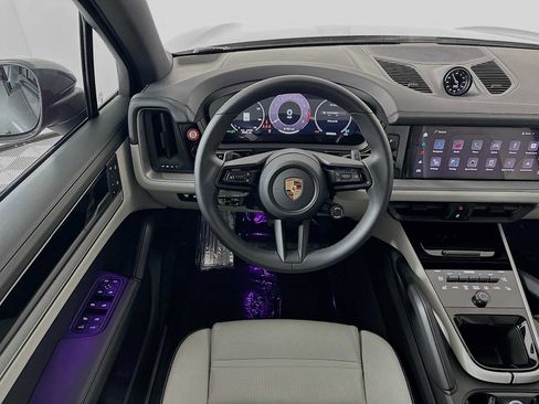Used 2025 Porsche Cayenne image 24