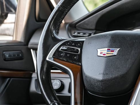 Used 2018 Cadillac Escalade Luxury RWD image 16