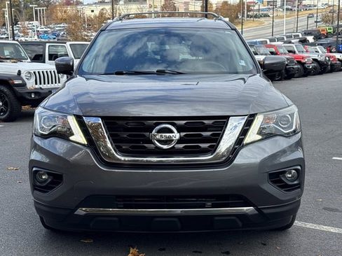 Used 2018 Nissan Pathfinder Platinum image 2