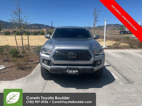 Used 2019 Toyota Tacoma TRD Off-Road w/ TRD Premium Off Road Package AWD/4WD image 2