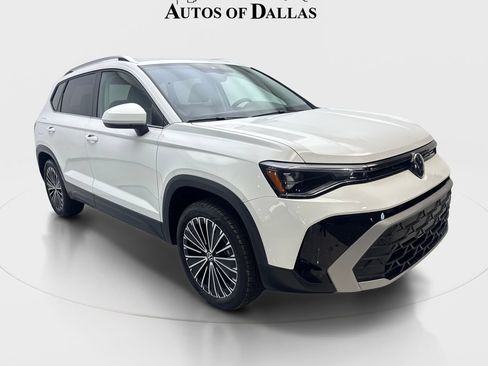 Used 2025 Volkswagen Taos SE w/ Panoramic Sunroof Package FWD image 4